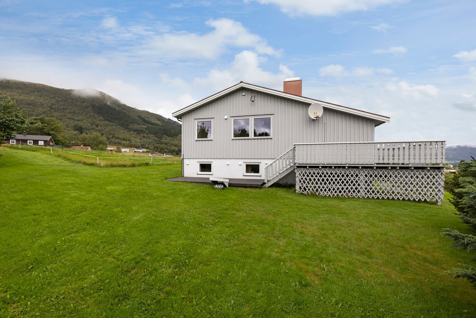 Eiendommen ligger sentralt på Eide med kort vei til skoler, barnehager og flotte turområder. Galleribilde
