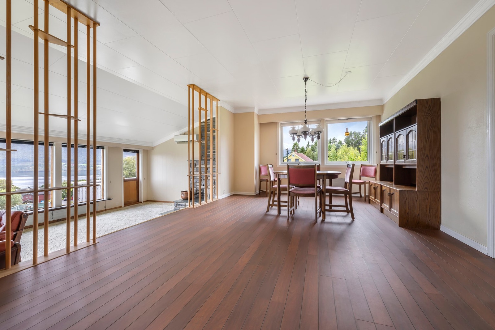 Stue og spisestue i ulike nivåer gjør det enkelt å innrede oppholdsrommet i flere soner. Galleribilde