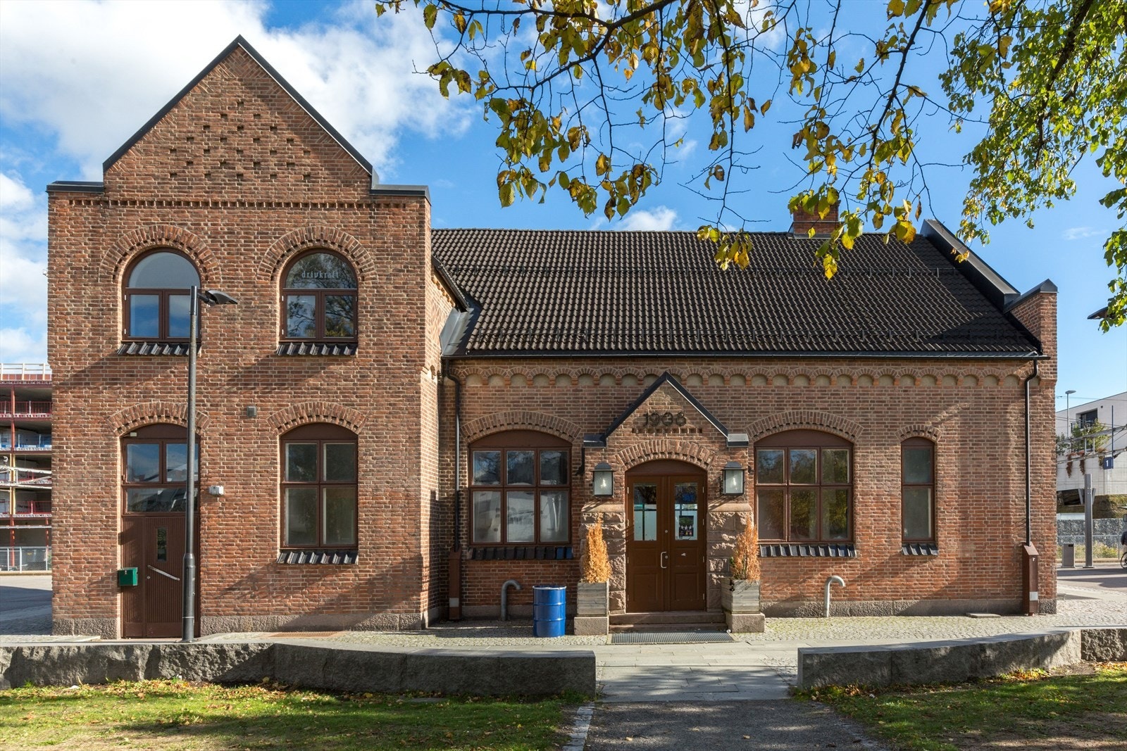 Fra Jessheim stasjon går det ofte tog til/fra Oslo og buss til Gardermoen Galleribilde