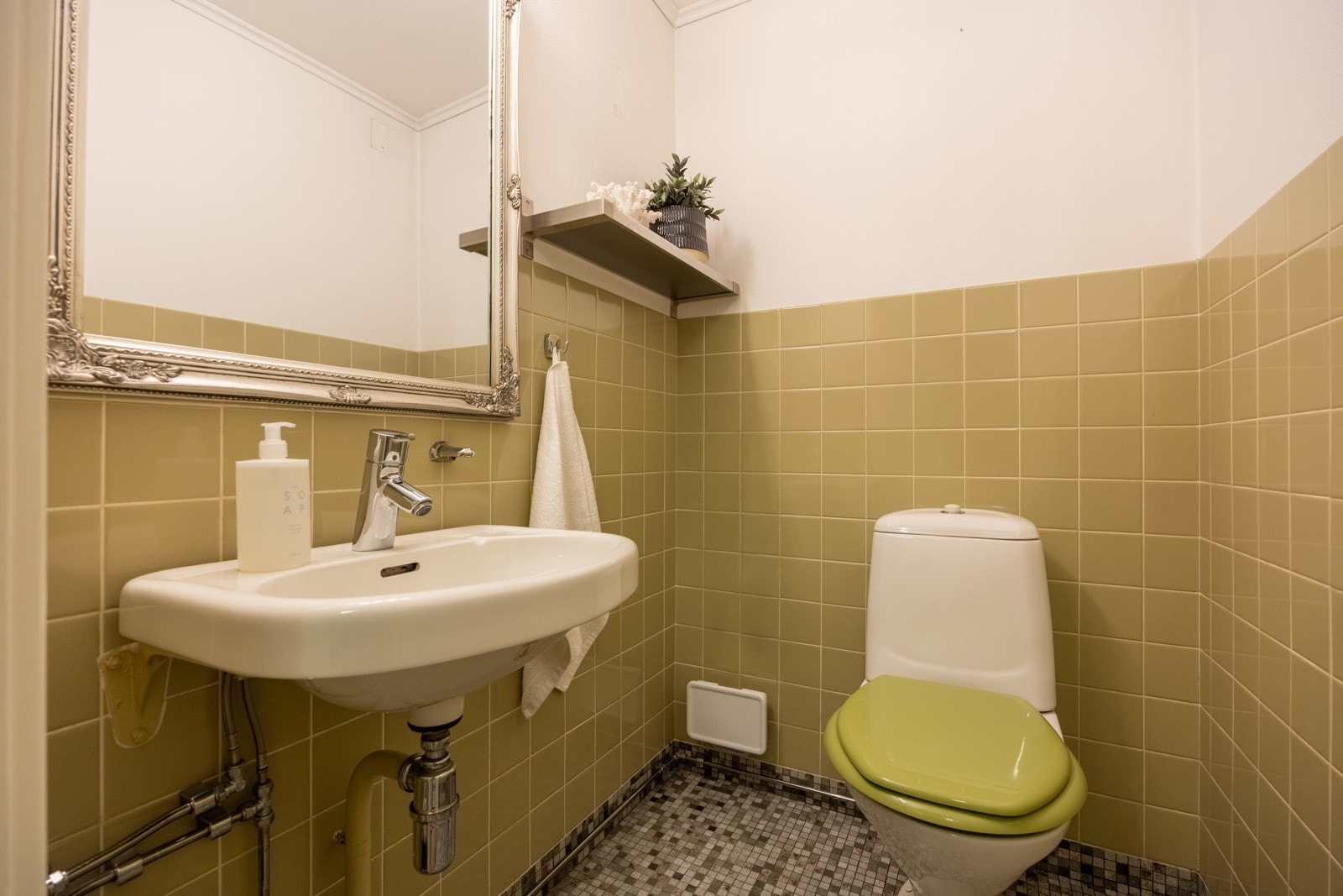 Praktisk toalettrom i underetasjen. Galleribilde