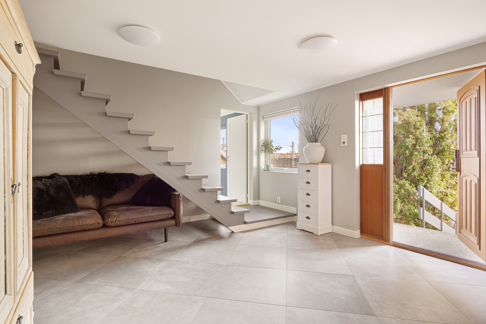 Du blir ønsket velkommen inn i en stor og romslig entré. Galleribilde