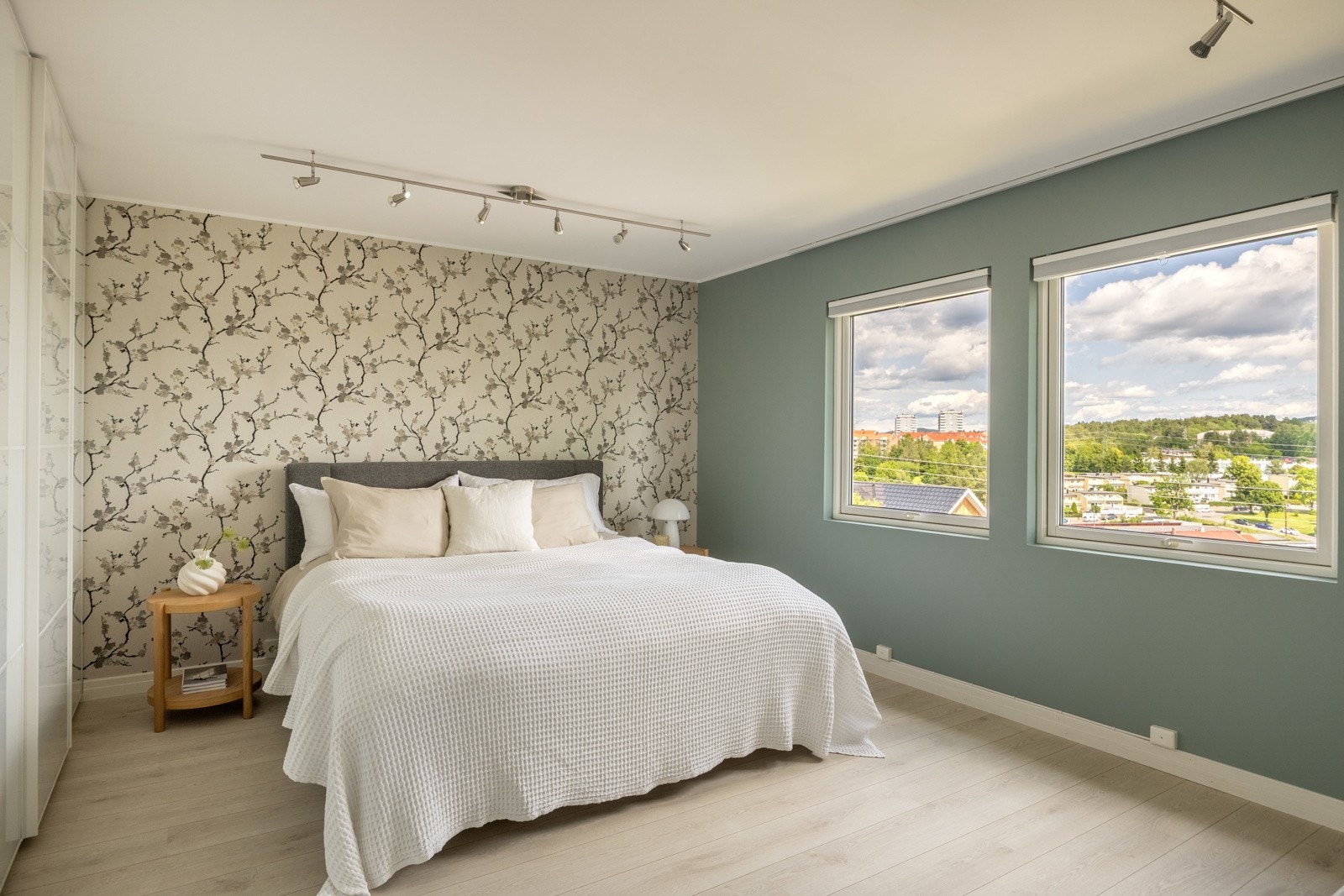 Boligen har totalt fem soverom. 1. etasje har totalt tre soverom. Galleribilde