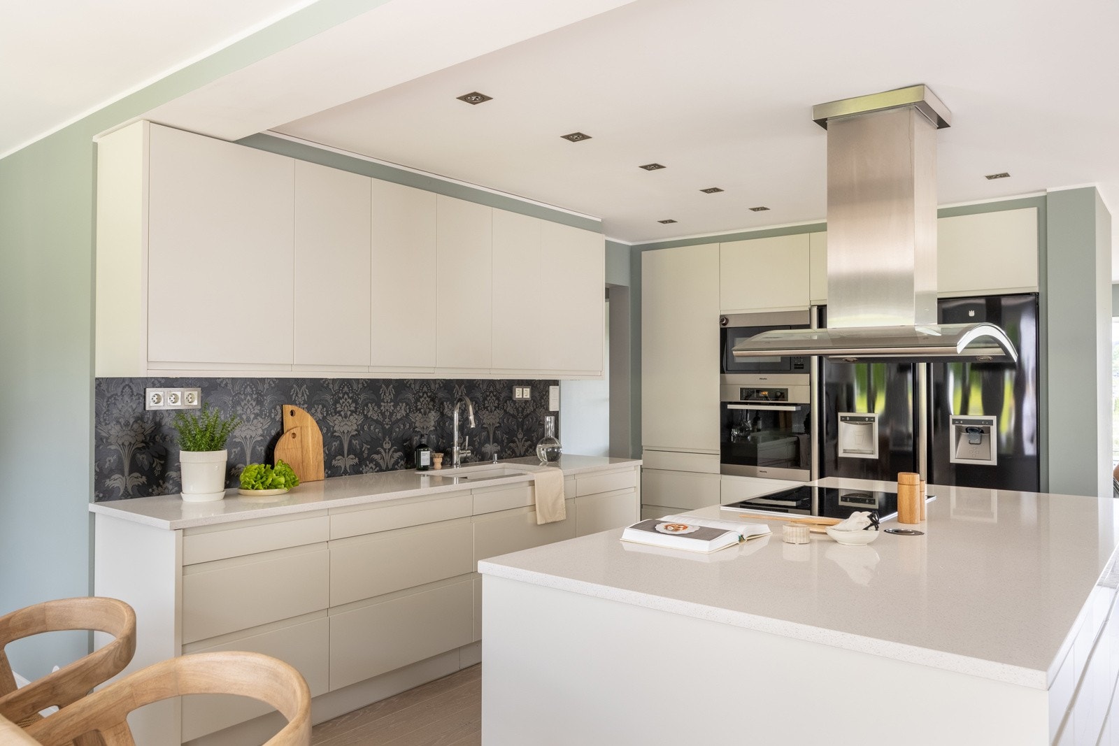 Av integrerte hvitevarer er det oppvaskmaskin, komfyr, mikro i høyskap og nedfelt induksjonstopp. Galleribilde