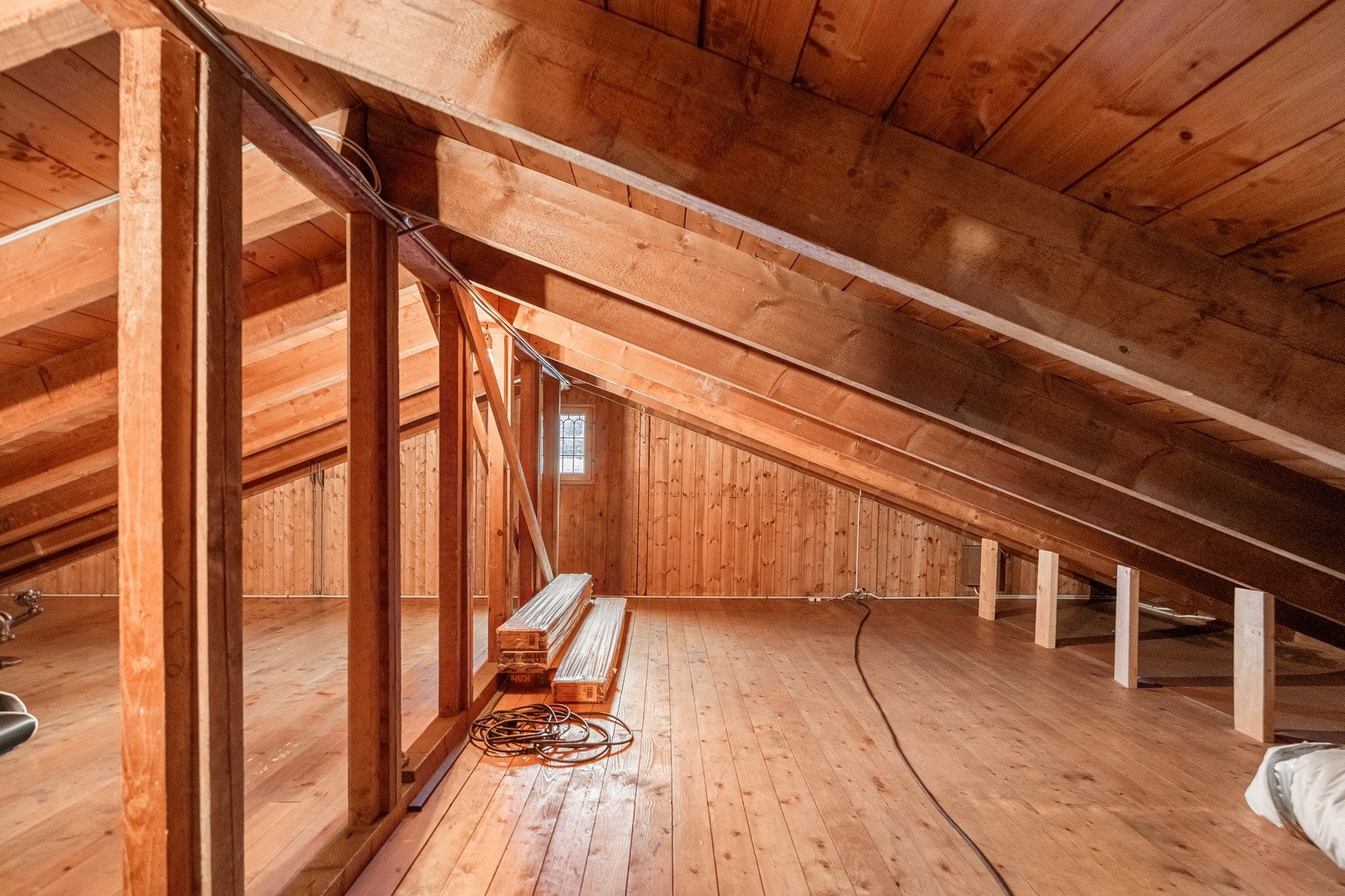 Uinnredet kaldtloft med adkomst via trapp. Galleribilde