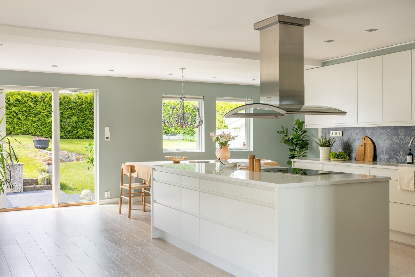 Tidløst kjøkken fra 2012 med flotte detaljer og godt med oppbevaring. Galleribilde