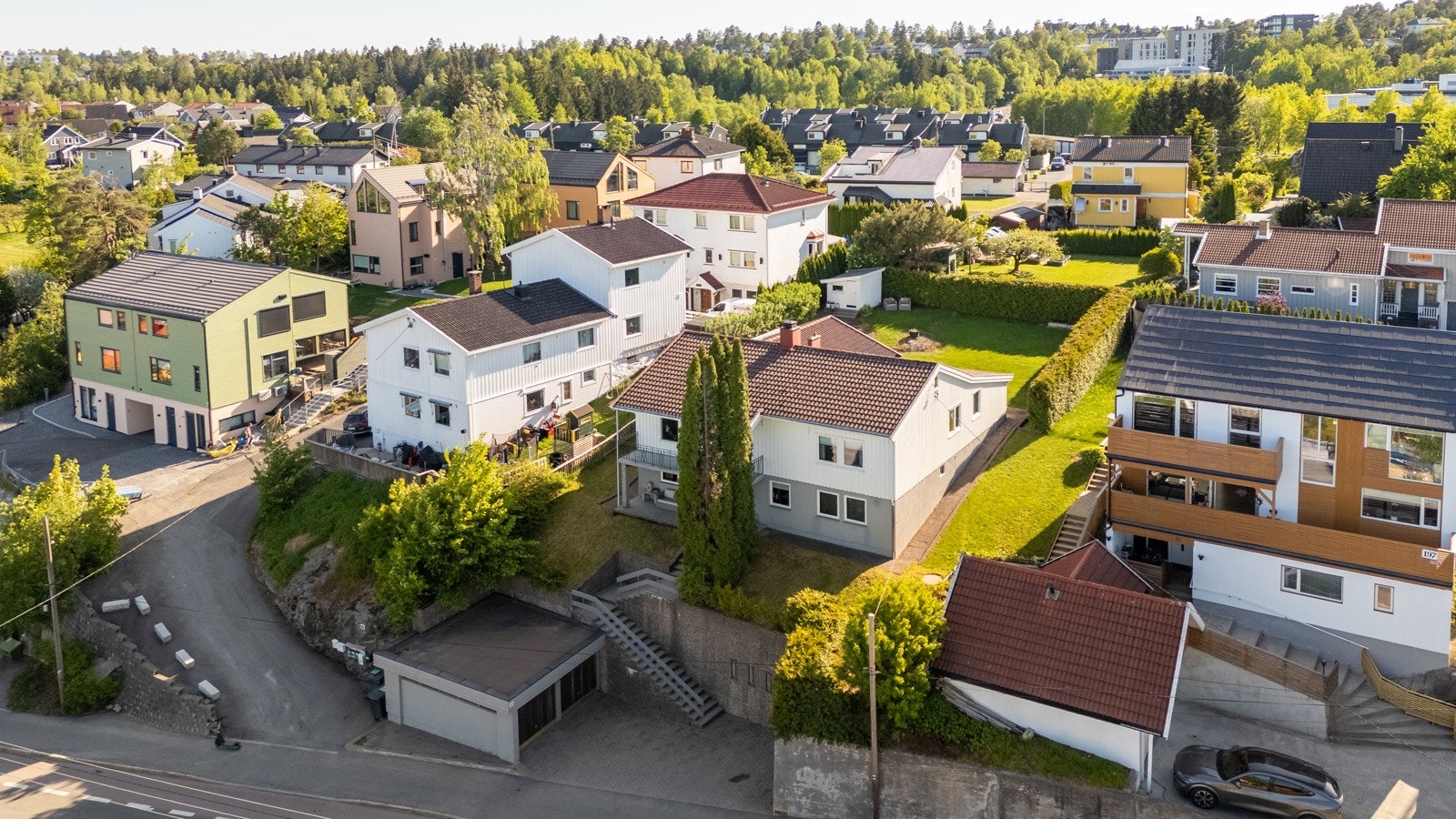 Boligen har stor dobbelgarasje på 31 kvm, samt tre biloppstillingsplasser på egen tomt. Galleribilde