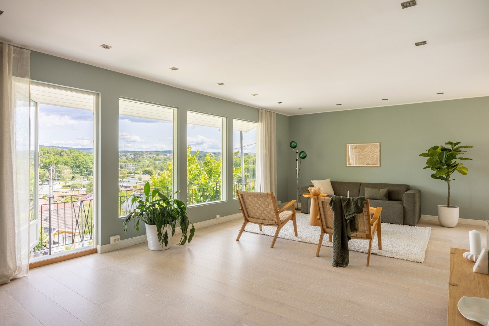 Store vindusflater som slipper inn mye naturlig lys, samt flott utsikt. Galleribilde