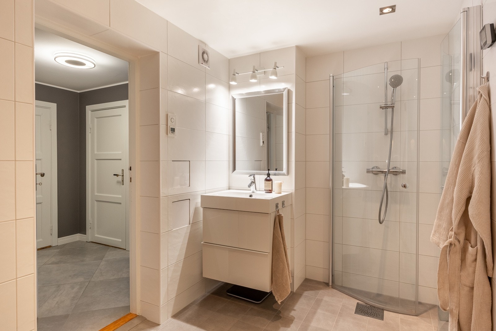 Flott baderom i underetasjen fra 2012 med flislagt gulv med varme. Galleribilde