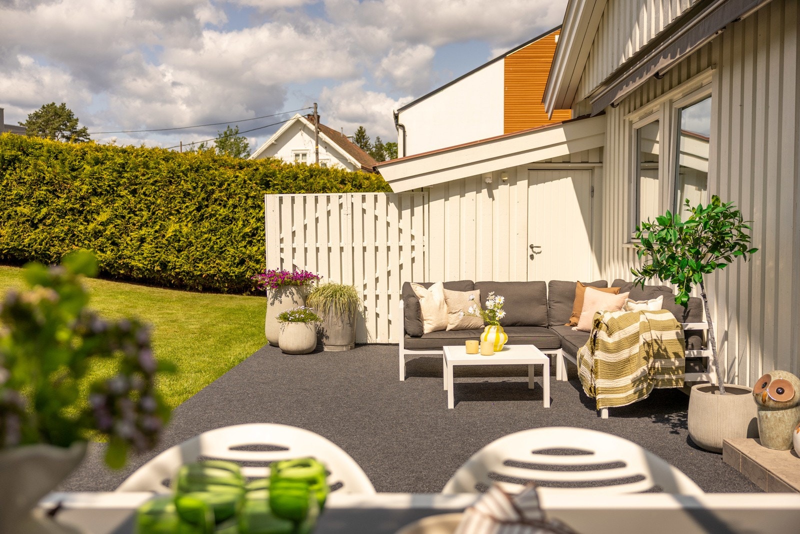 Utgang fra kjøkken/spisestue til uteplass på 41 kvm med pergola. Galleribilde