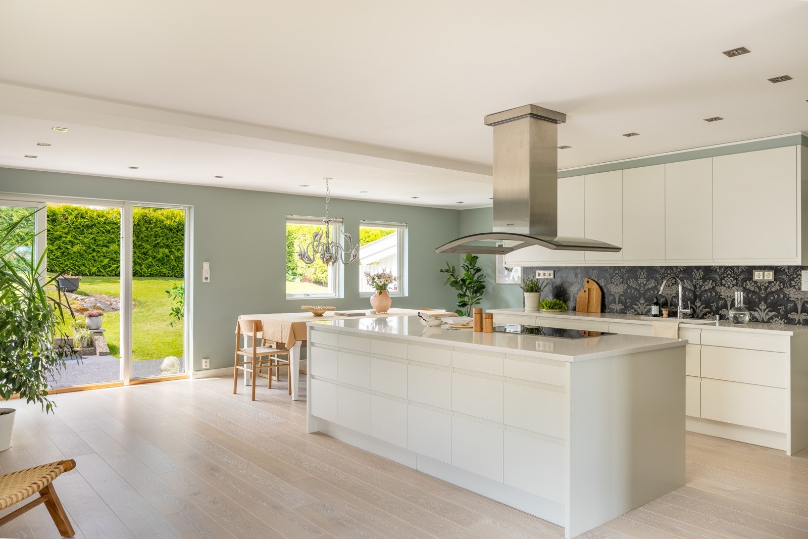 Stort og sosialt kjøkken med praktiske løsninger samt godt med både skap- og benkeplass. Galleribilde