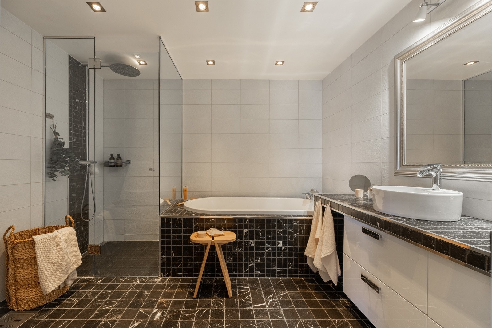 Flott bad i 1. etasje med flislagt gulv med varme. Galleribilde