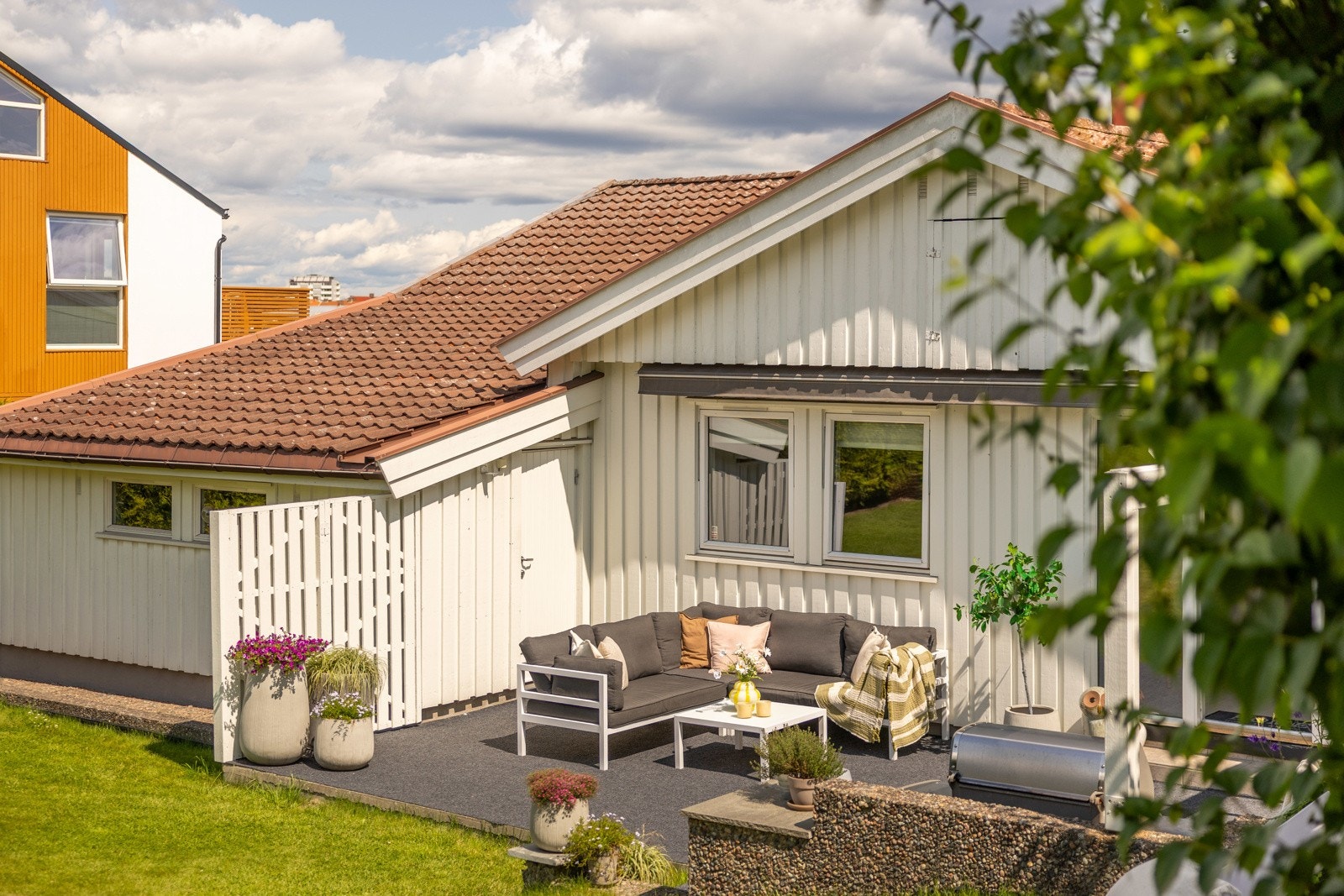 Stor enebolig over to plan med solrik skjermet hage i et familievennlig boligområde. Galleribilde