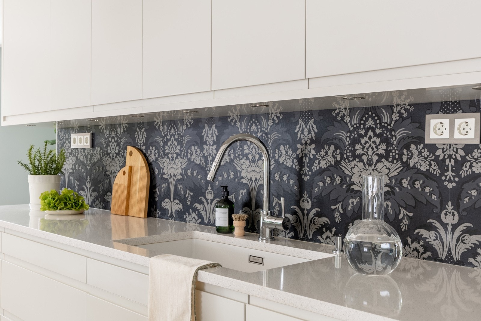 Benkeskapsbelysning og stikkontakter under overskap, samt nedfelt stikkontakter i benkeplate. Galleribilde