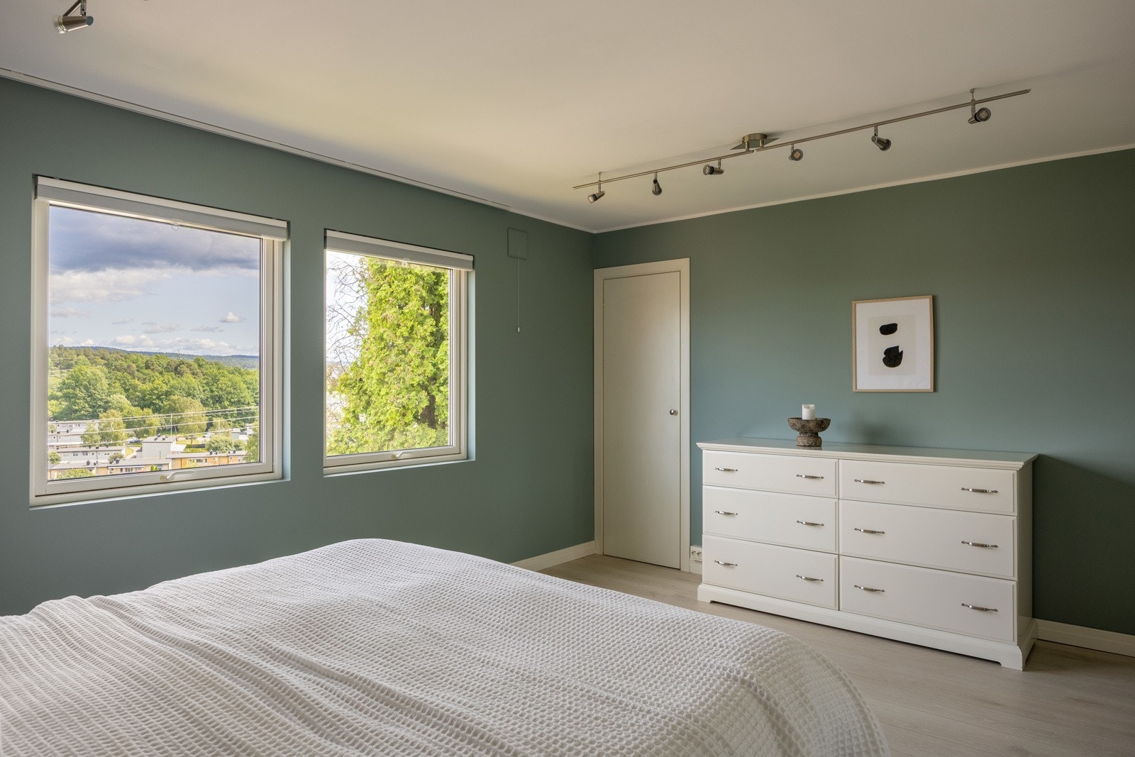 Hovedsoverom av god størrelse med plass til stor dobbeltseng med tilhørende nattbord. Galleribilde