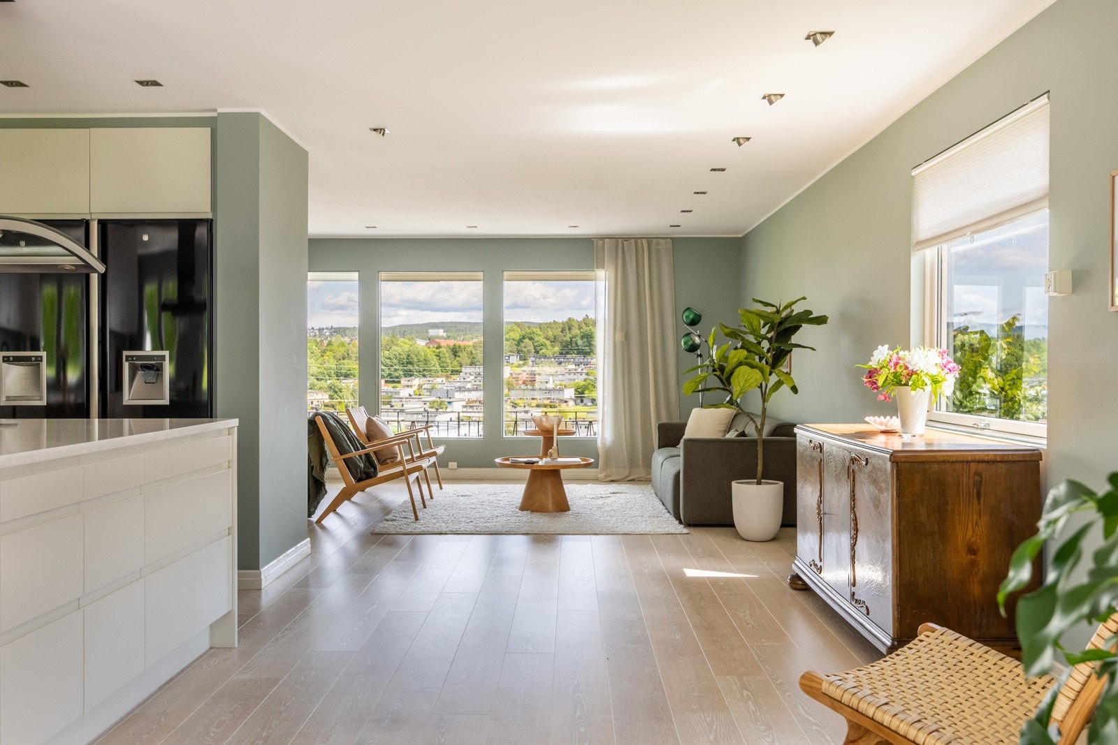 Boligen har en luftig planløsning som skaper en lun atmosfære. Galleribilde