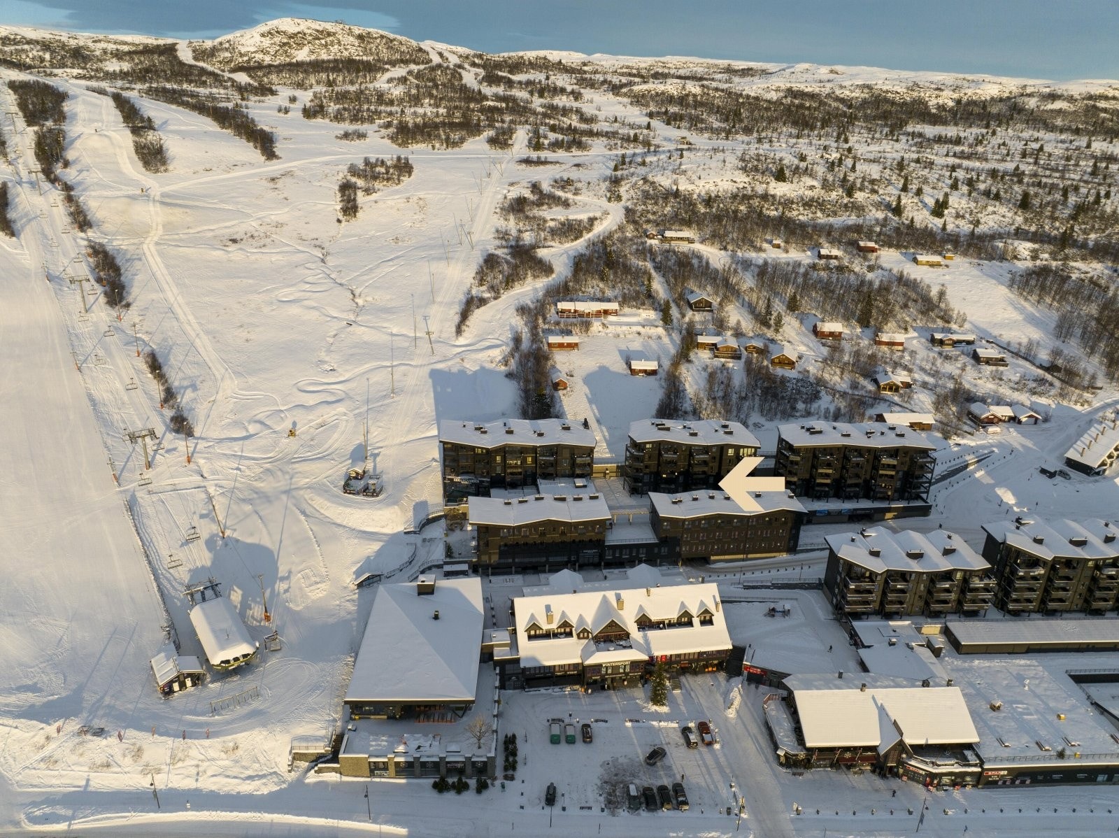 Leiligheten har en flott beliggenhet på Beitostølen med umiddelbar nærhet til alpinbakkene, langrennsløyper, restauranter, dagligevarebutikk osv. Galleribilde