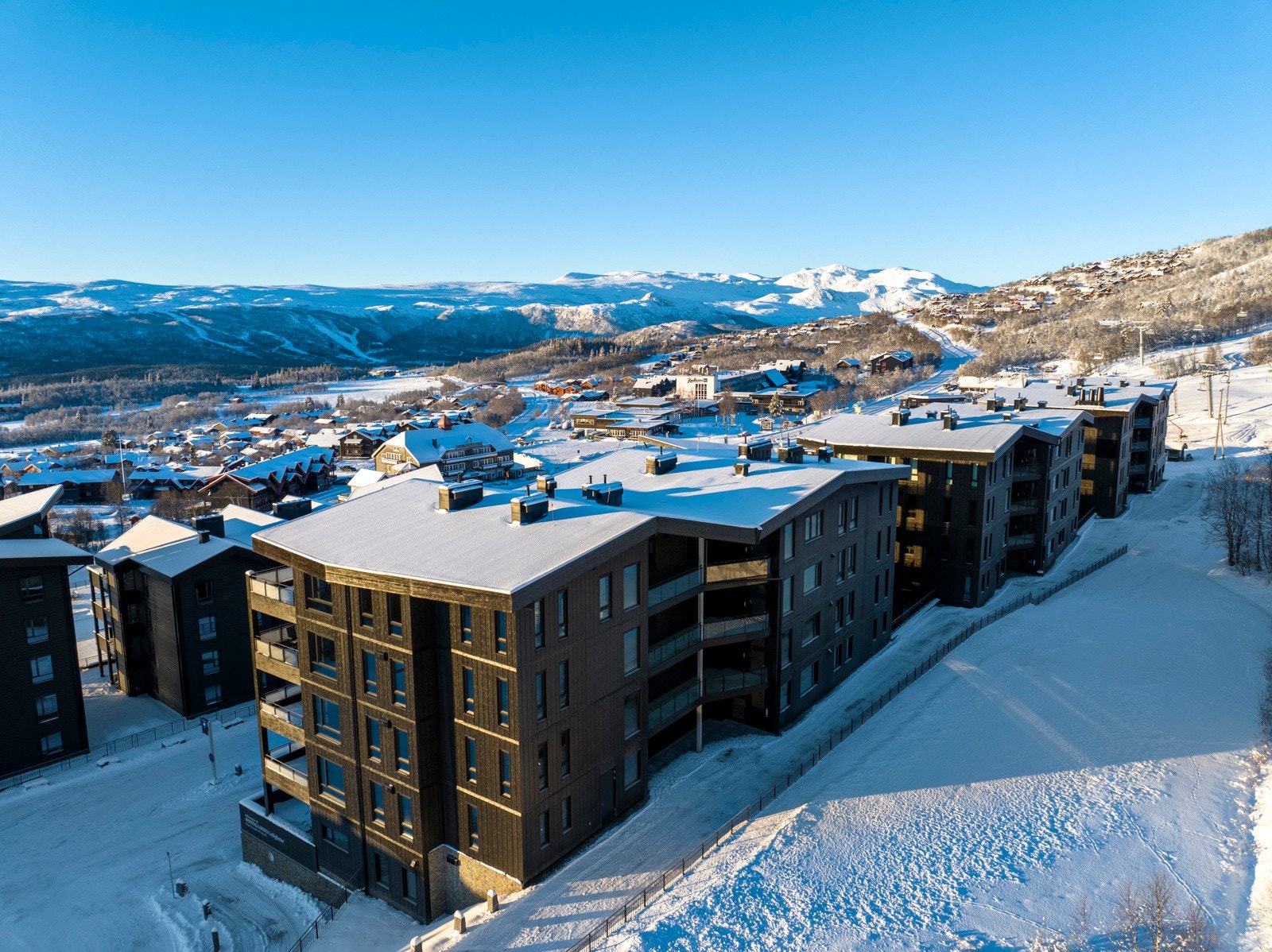 Med leiligheten følger en garasjeplass og en sportsbod i felles anlegg under bygget. Galleribilde
