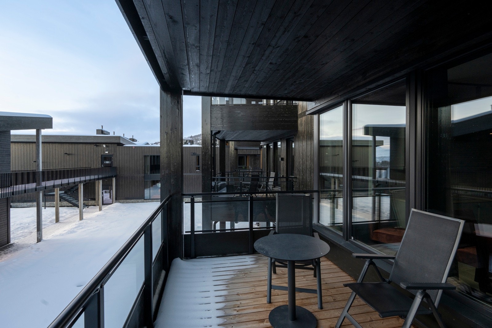 Leiligheten har en sydvendt balkong på 10,5 kvm med fint utsyn mot rolige omgivelser. En hyggelig sone å slappe av etter en dag i fjellet! Galleribilde