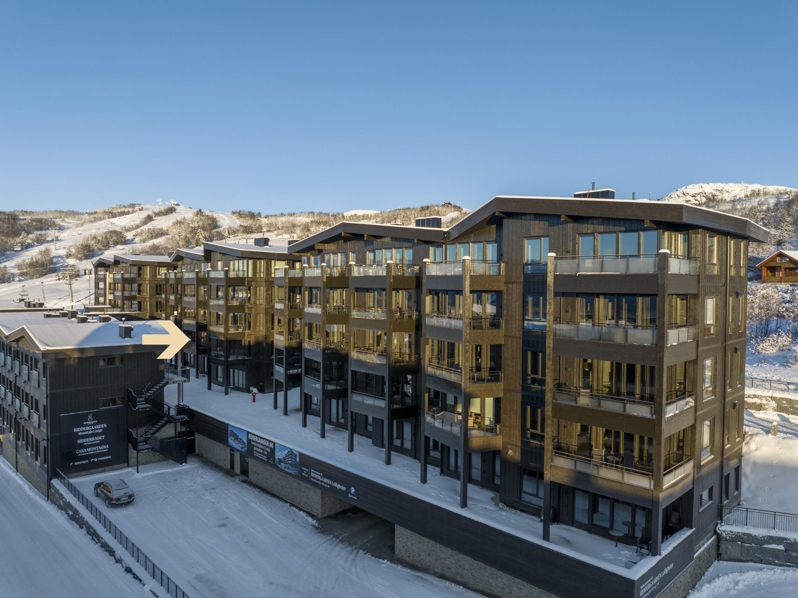 Leiligheten ligger fint til i byggets 4. etasje (2. etasje fra bakkeplan) med sydvendt balkong. Bildet er tatt desember 2024. Galleribilde