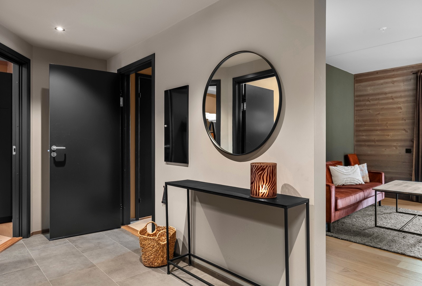 Entréen er både romslig og innbydende med lysmalte overflater, delikate fliser på gulv og vannbåren gulvvarme. Galleribilde