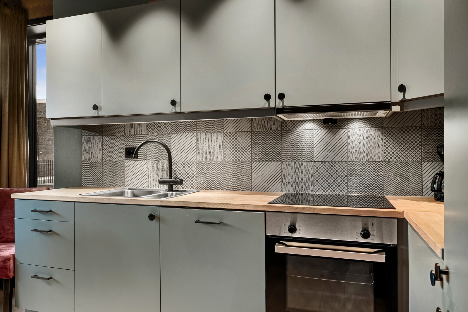 Kjøkkeninnredningen er levert av en lokal møbelsnekker, og har bl.a. moderne fronter og heltre benkeplate, samt integrerte hvitevarer fra Siemens og Røroshetta. Galleribilde