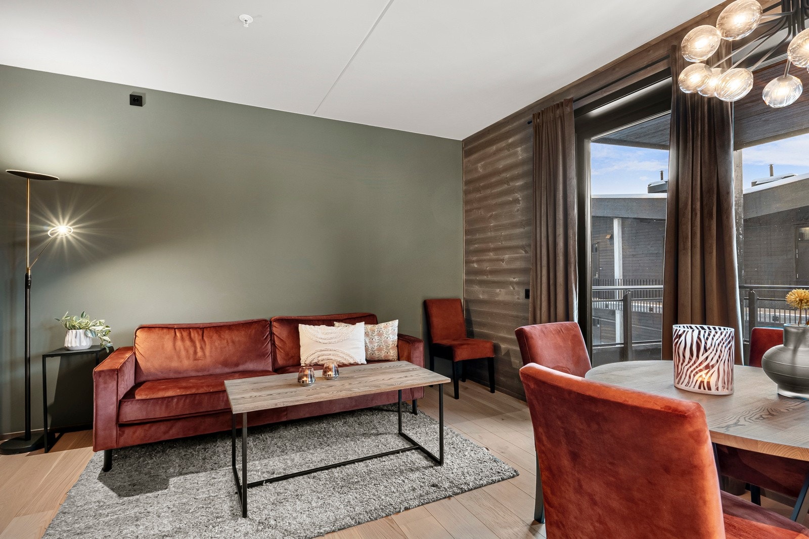 Leiligheten er også delikat innredet med smakfulle og komfortable møbler som medfølger. Galleribilde