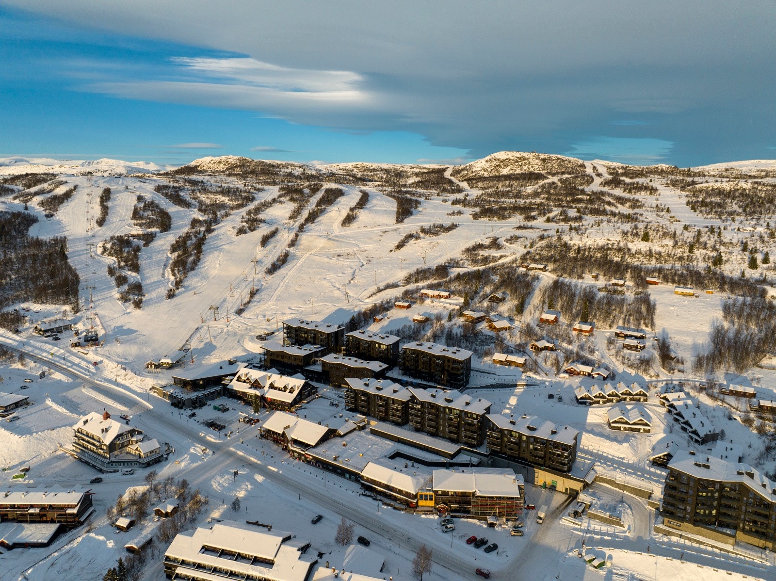 Leiligheten har en attraktiv beliggenhet i Riddergaarden på Beitostølen med umiddelbar nærhet til alpinbakkene, langrennsløyper, restauranter, puber, dagligvarebutikk med mer. Galleribilde