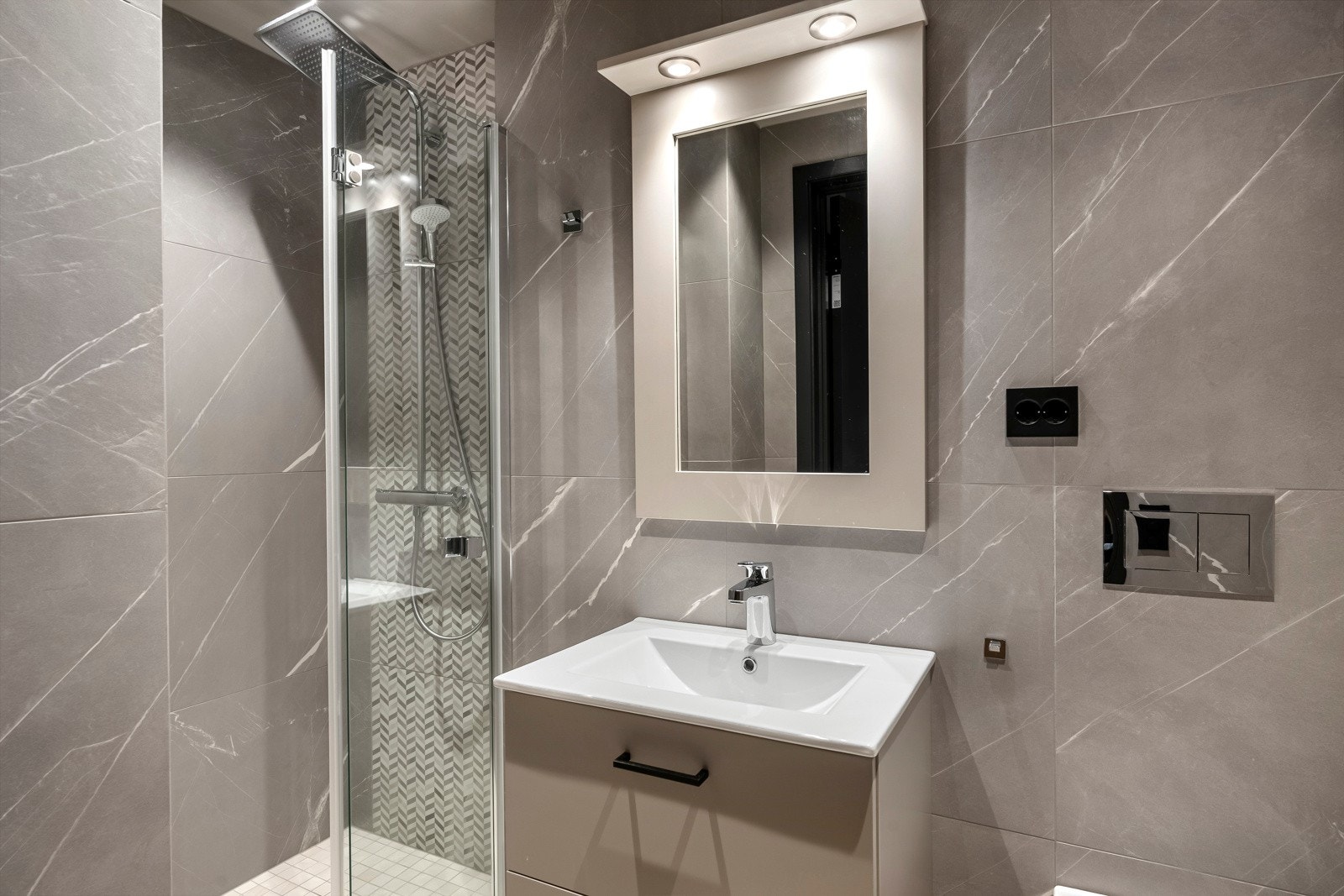 Leiligheten har to delikate bad/wc. Dette baderommet ligger i tilknytning til hovedsoverommet. Galleribilde