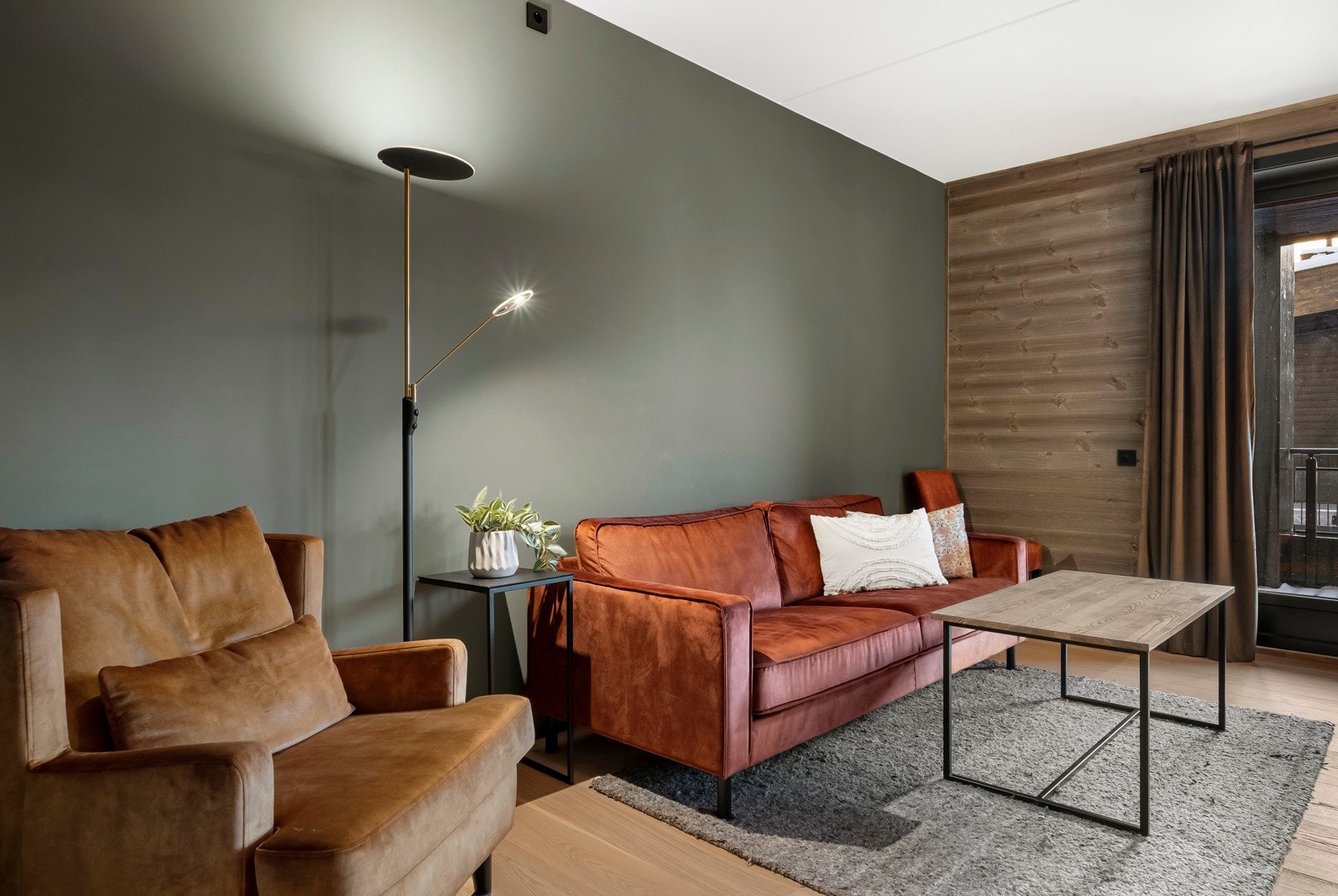 Leiligheten på 64 kvm har en god og innholdsrik planløsning med åpen stue- og kjøkkenløsning, samt hele 3 soverom og 2 bad/wc. Galleribilde