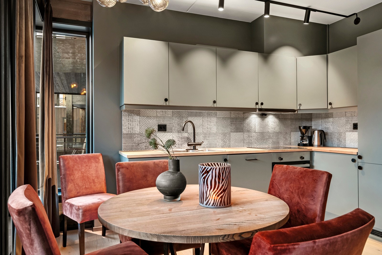 Leiligheten har en gjennomgående høy standard med kvaliteter som bl.a. vannbåren gulvvarme, balansert ventilasjon og 1-stavs eikeparkett. Galleribilde