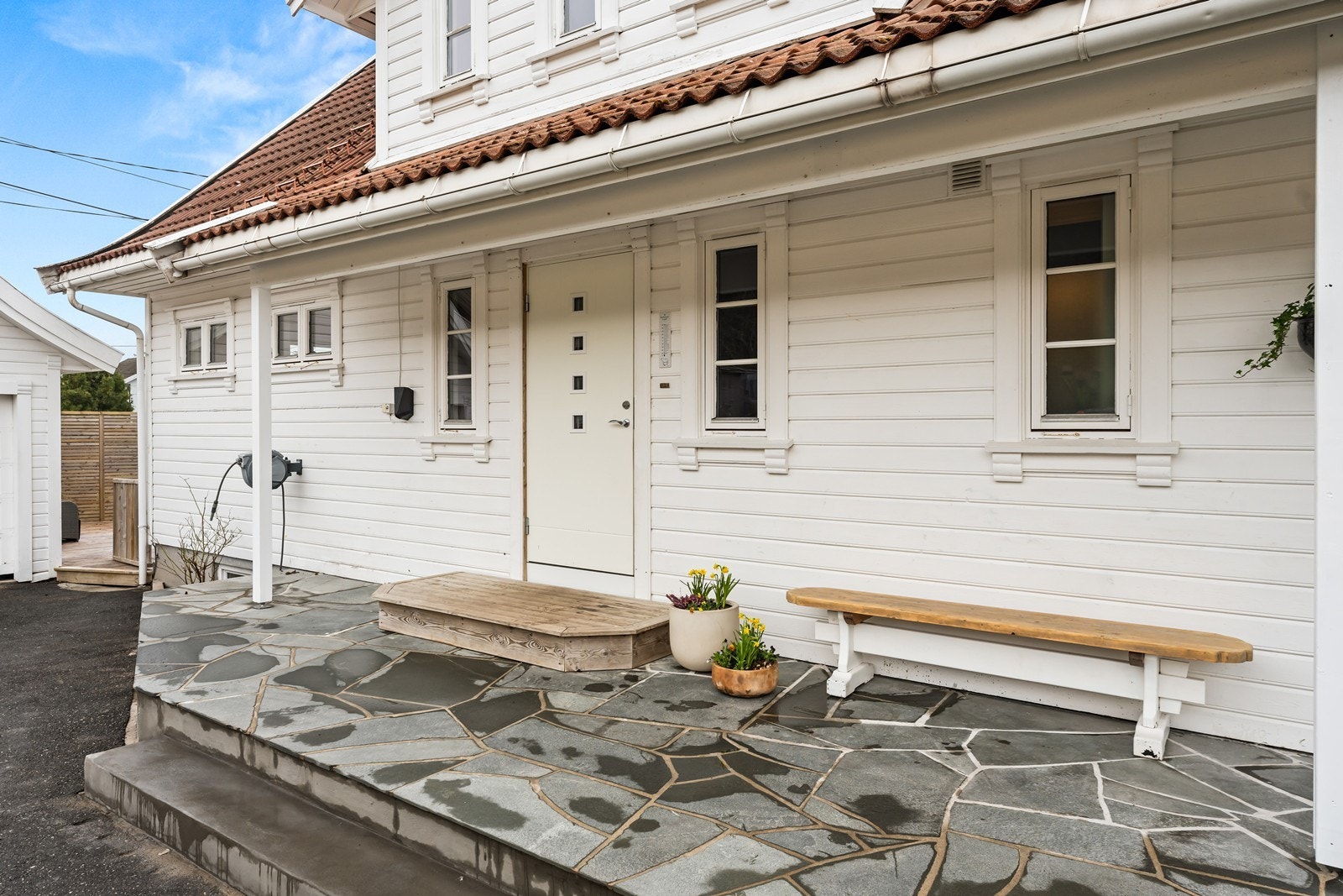 Innbydende skiferbelagt inngangsparti Galleribilde