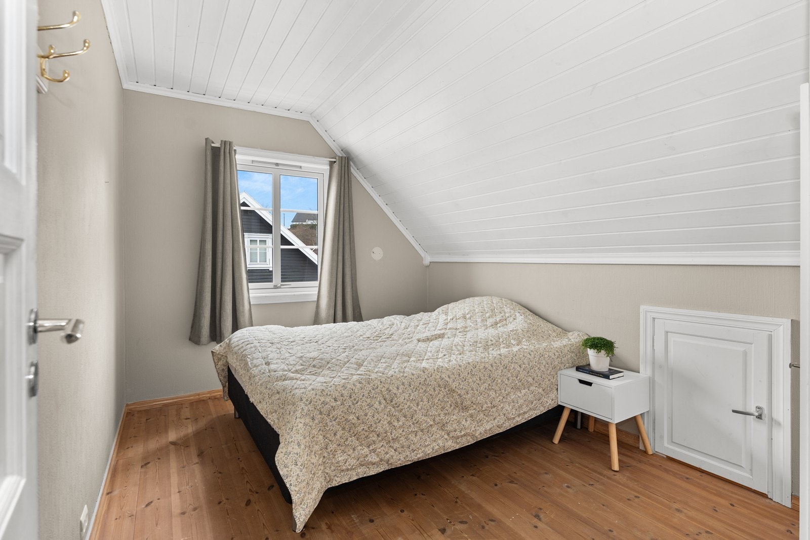 Soverom 1 loft - Alle soverommene har god lagringsplass i kneveggene. Galleribilde