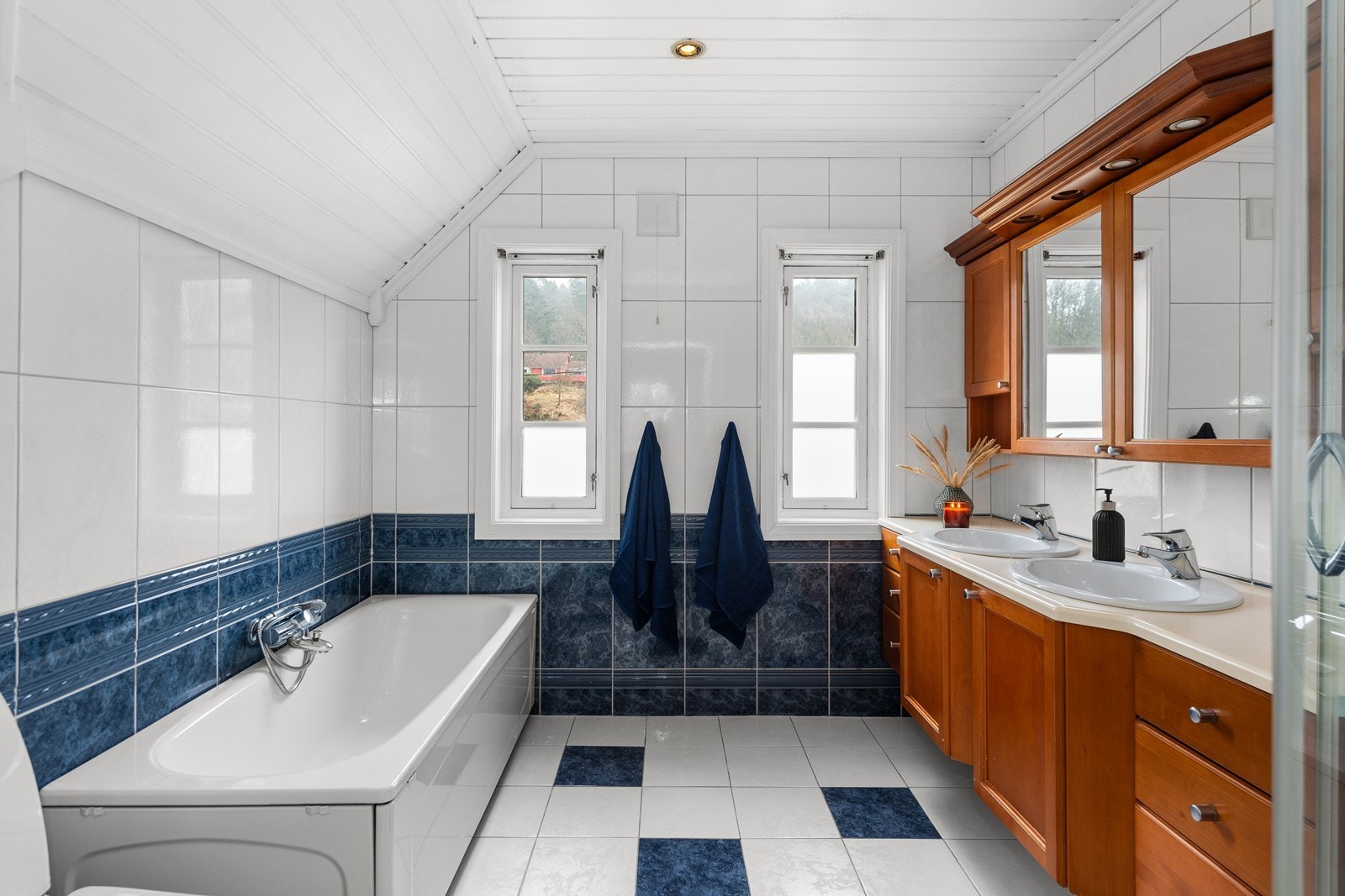 Bad loft - varmekabler i gulv Galleribilde