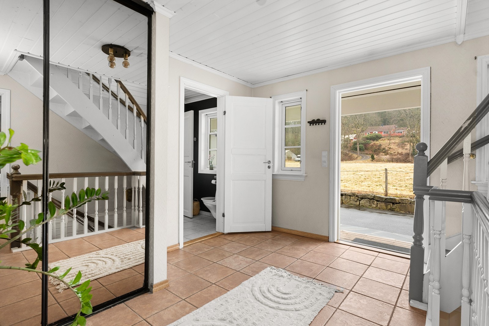 Velkommen inn! Romslig entre med skyvedørsgarderobe Galleribilde