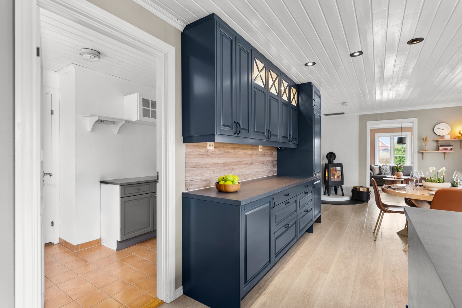 Vaskerom med adkomst fra kjøkken og fra entre. Galleribilde