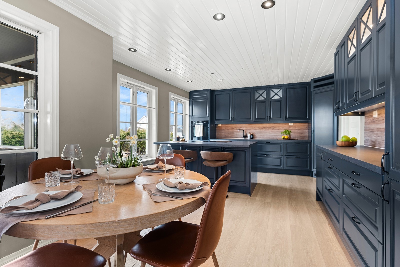 Svært innholdsrikt kjøkken med mye skap-og skuffeplass Galleribilde