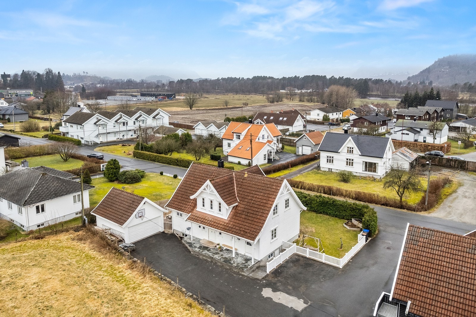 Romslig innkjørsel med gode parkeringsmuligheter Galleribilde