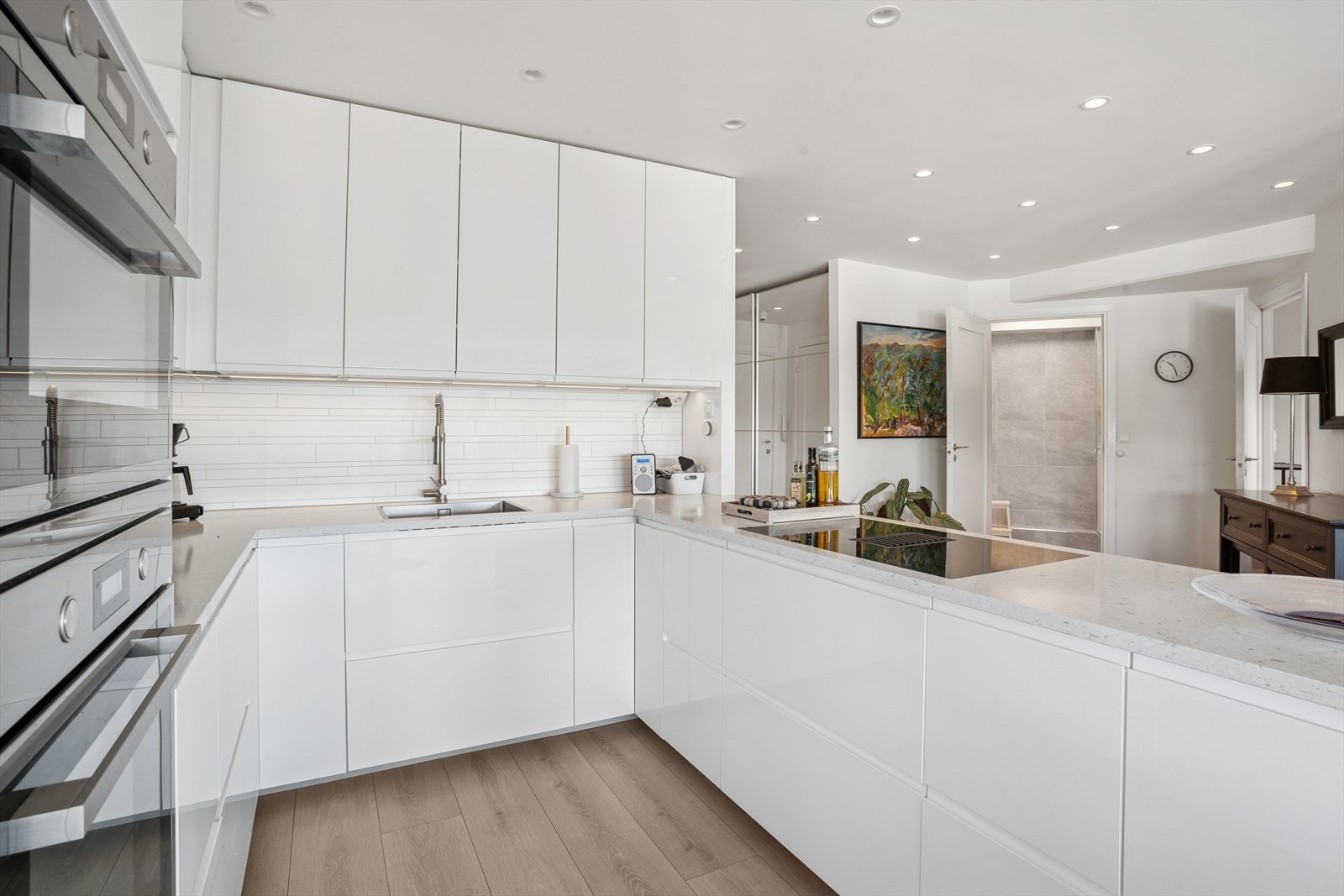 Benkeplate i kvarts er lekkert og slitesterkt. Kitchenboard mellom kjøkkenbenk og overskap gir et flott
inntrykk. Galleribilde