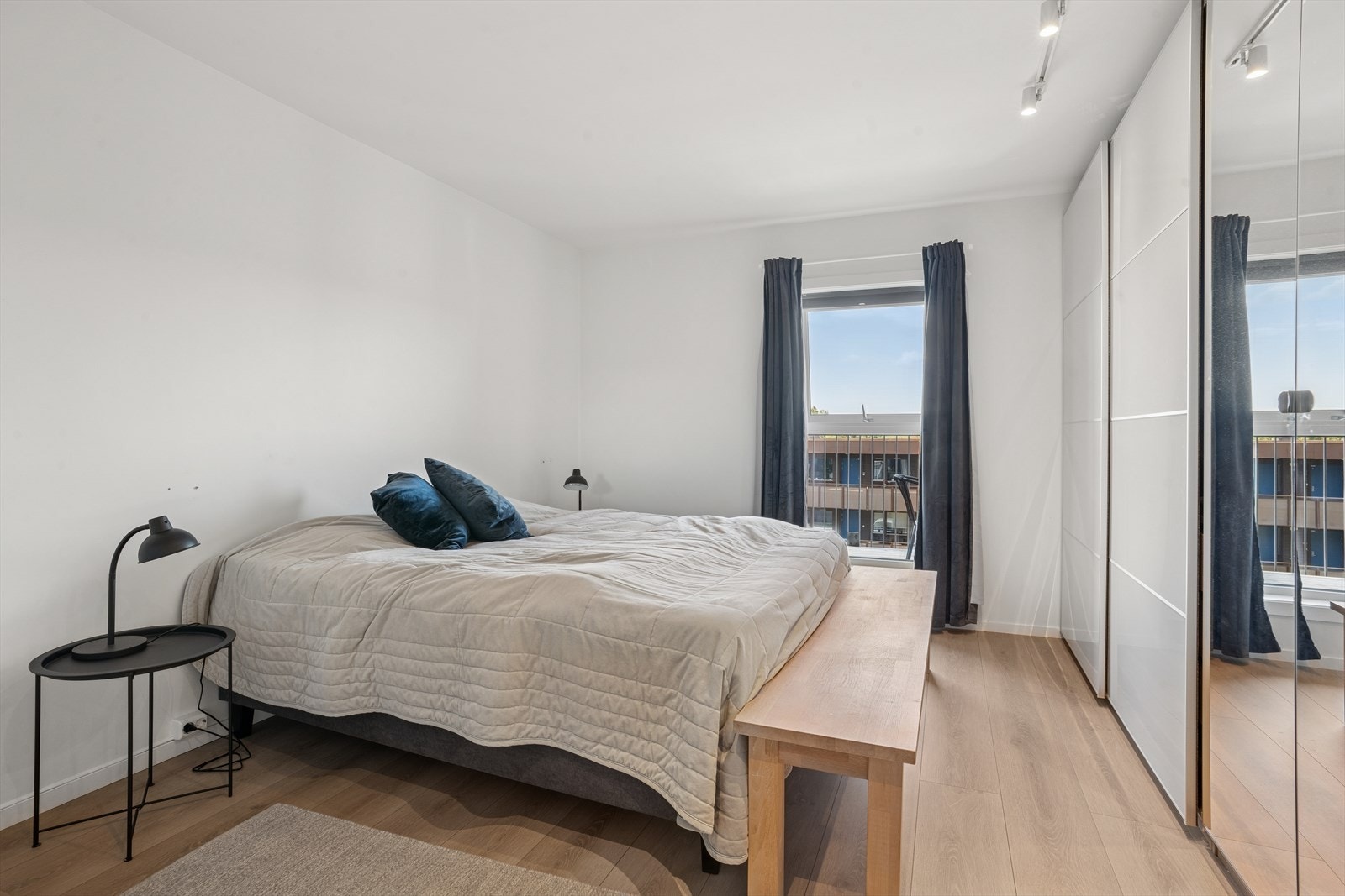 Hovedsoverommet er av god størrelse, med plass til dobbeltseng, tilhørende soveromsmøblement og
garderobeskap. Det er tilkomst til walk-in-garderobe. Galleribilde