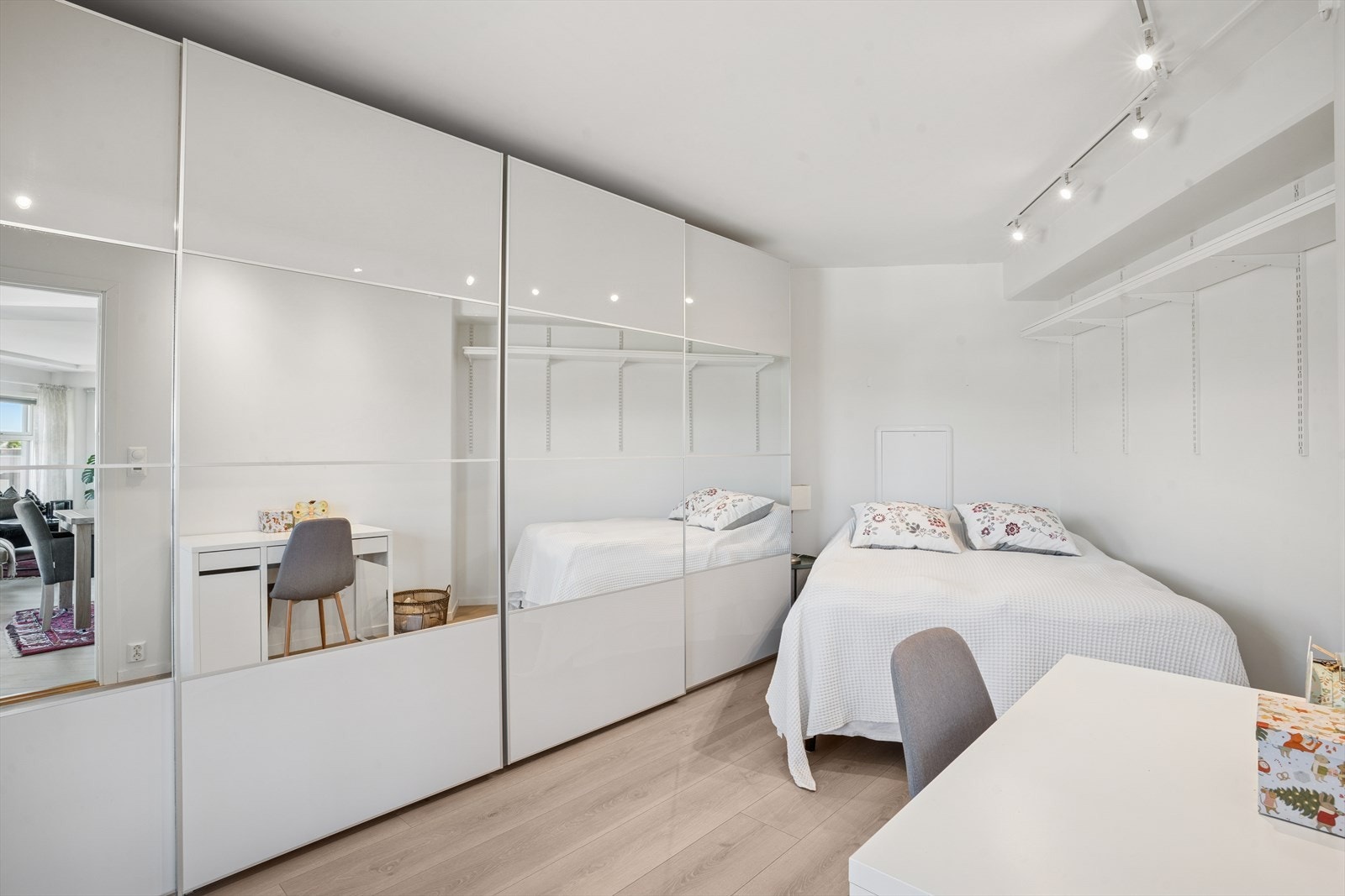 Rommet er rikelig utstyrt med garderobe. Galleribilde