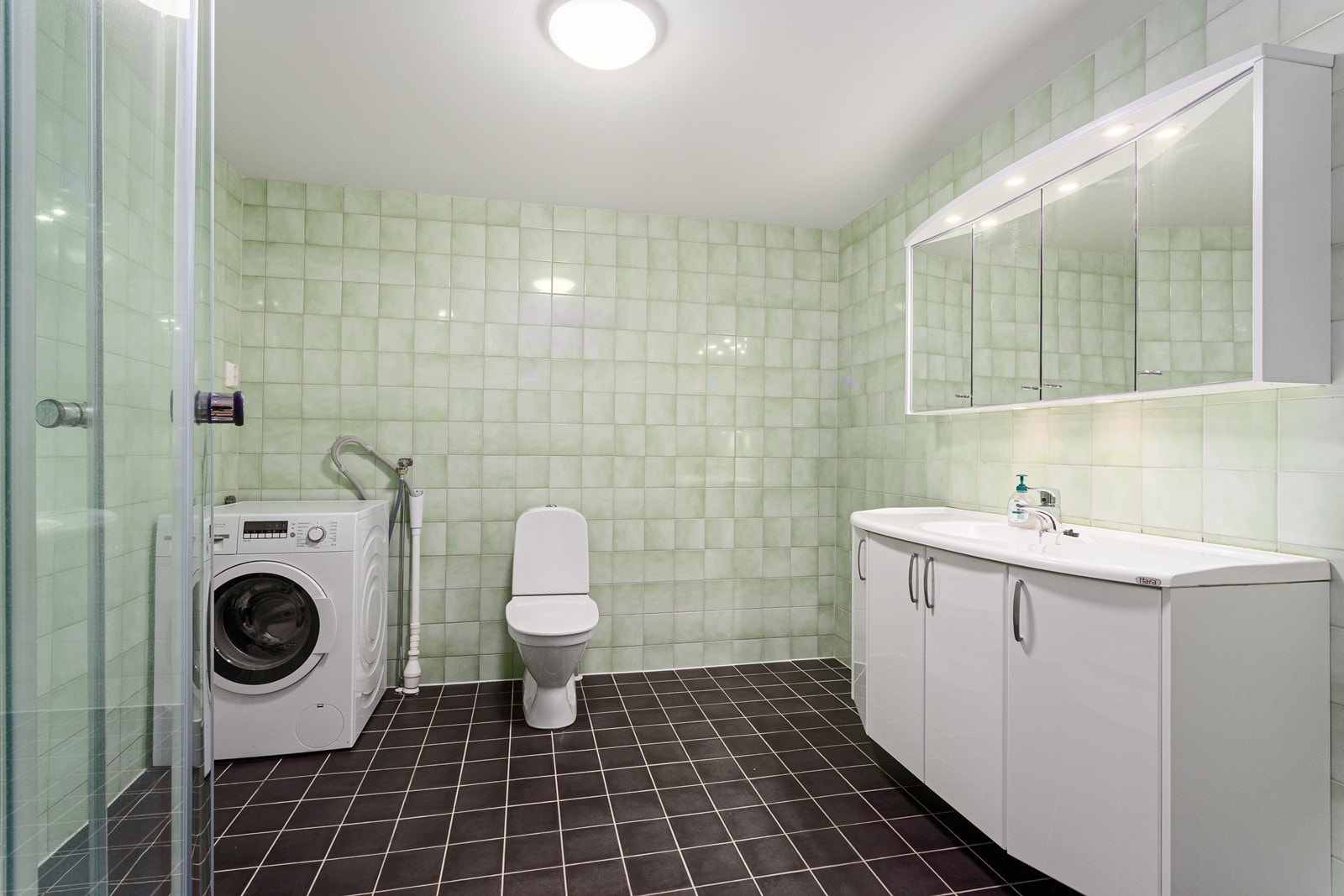 Flislagt baderom med varmekabler i gulv. Galleribilde