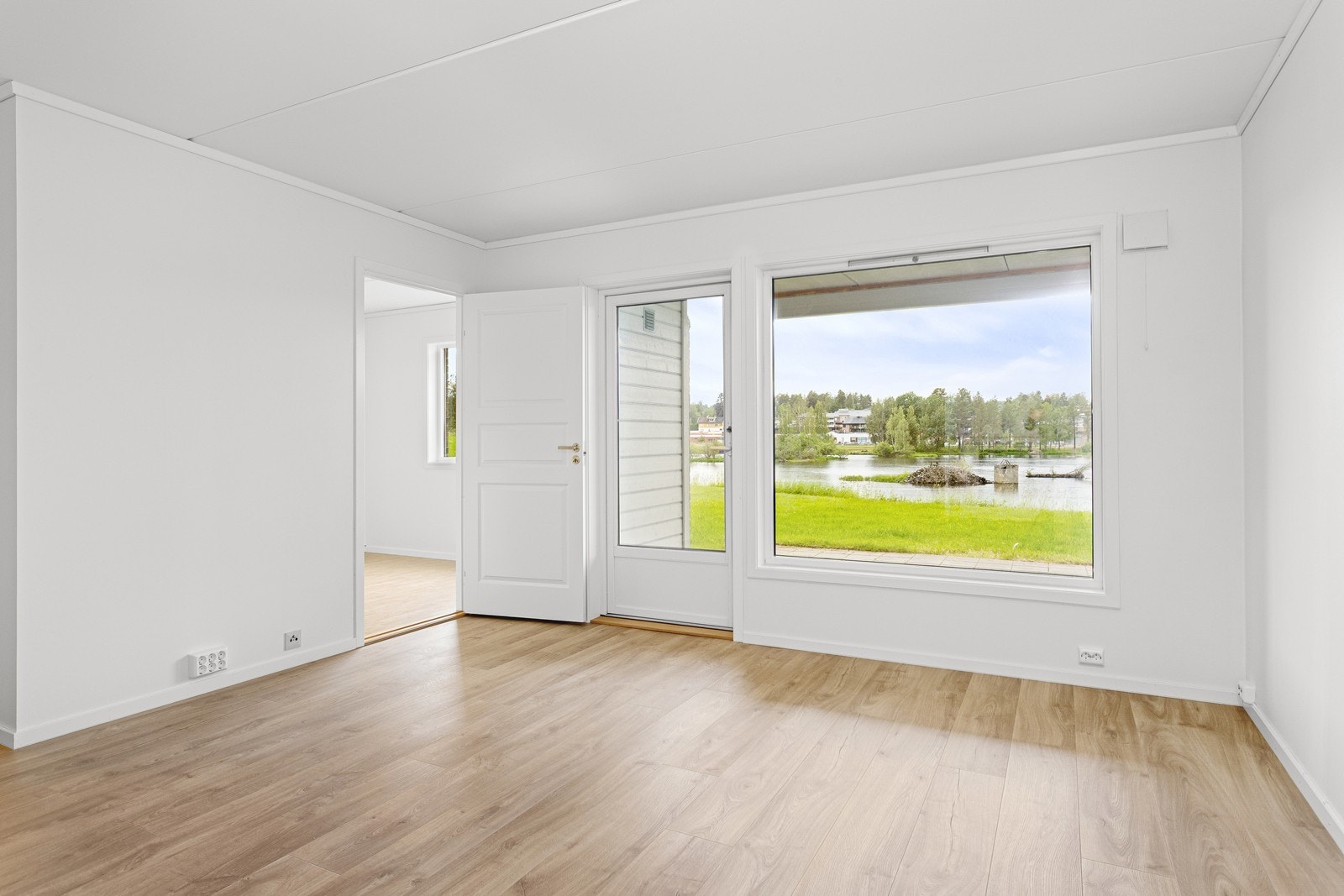 Fra stuen er det utgang til markterrasse med vestvendt beliggenhet og flott utsikt. Galleribilde