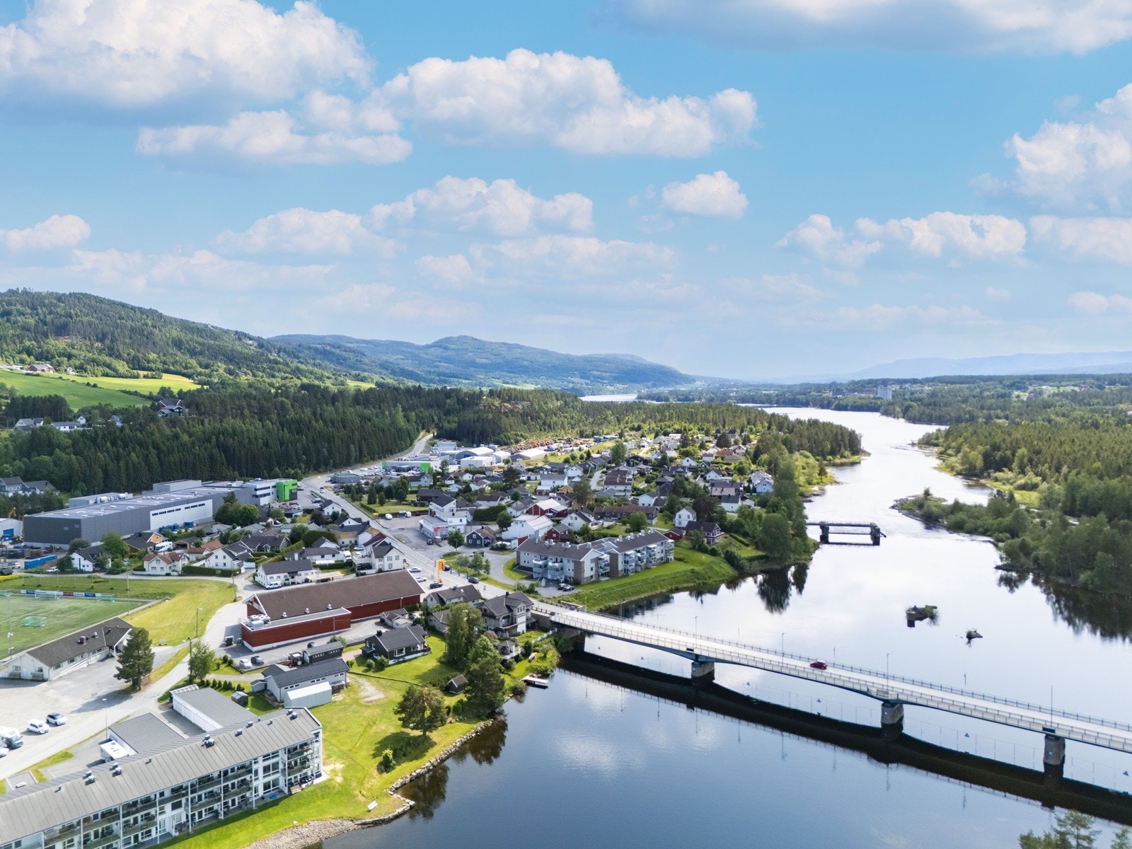 Øyaveien 7I har en fin og sentral beliggenhet i naturskjønne omgivelser langs elvebredden med lang kveldssol. Galleribilde