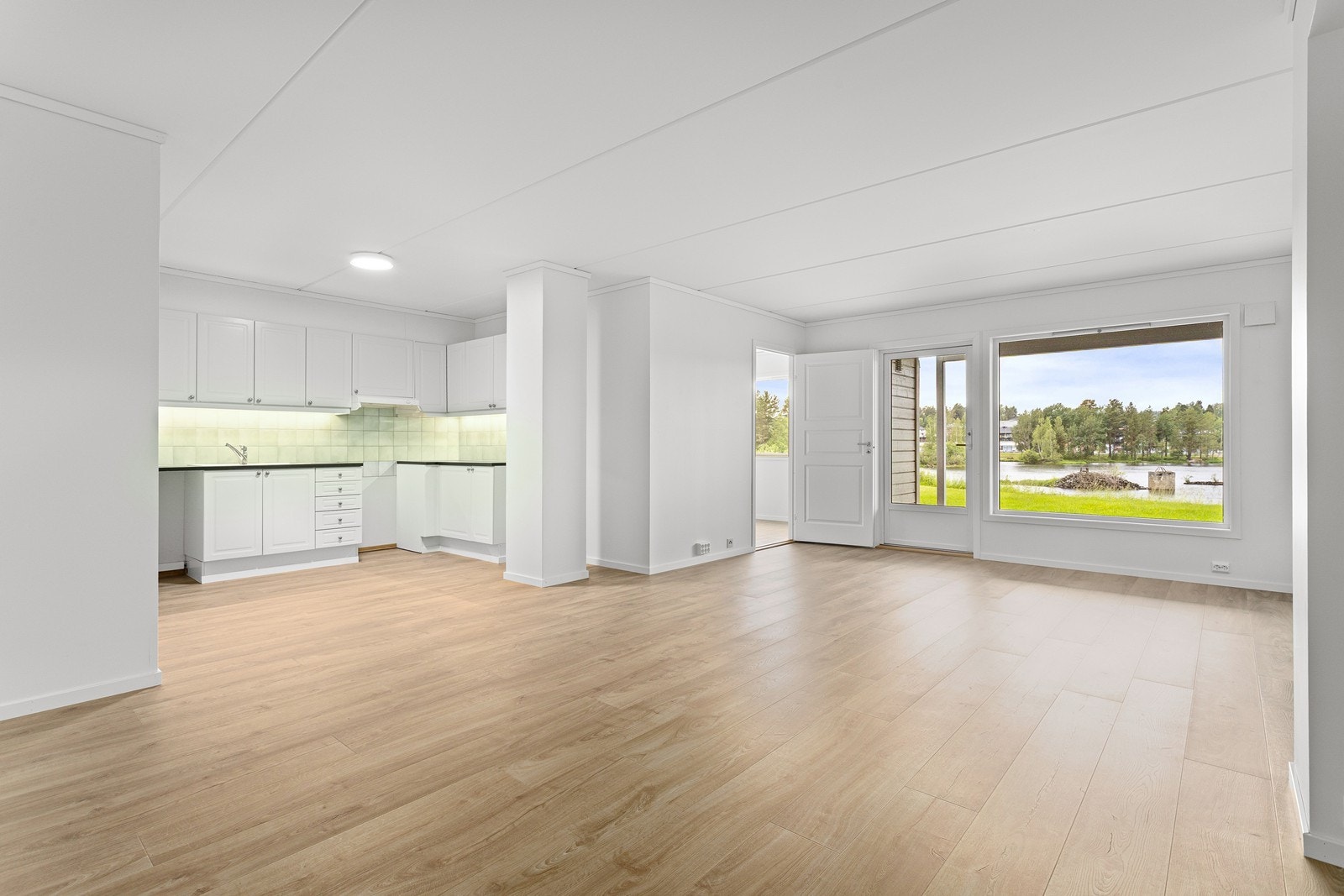 Romslig åpen stue-/kjøkkenløsning med gode møbleringsmuligheter. Galleribilde