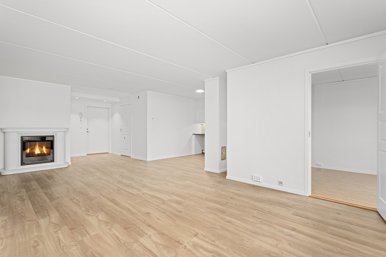 Nylagt laminatgulv med varmekabler i gulv. Galleribilde