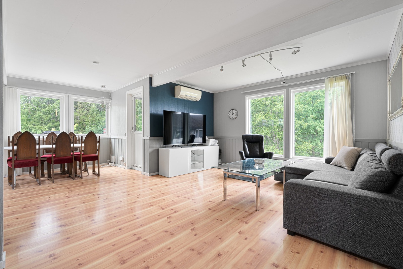 Velkommen inn til en lys og fin stue. Varmepumpe og vedovn Galleribilde