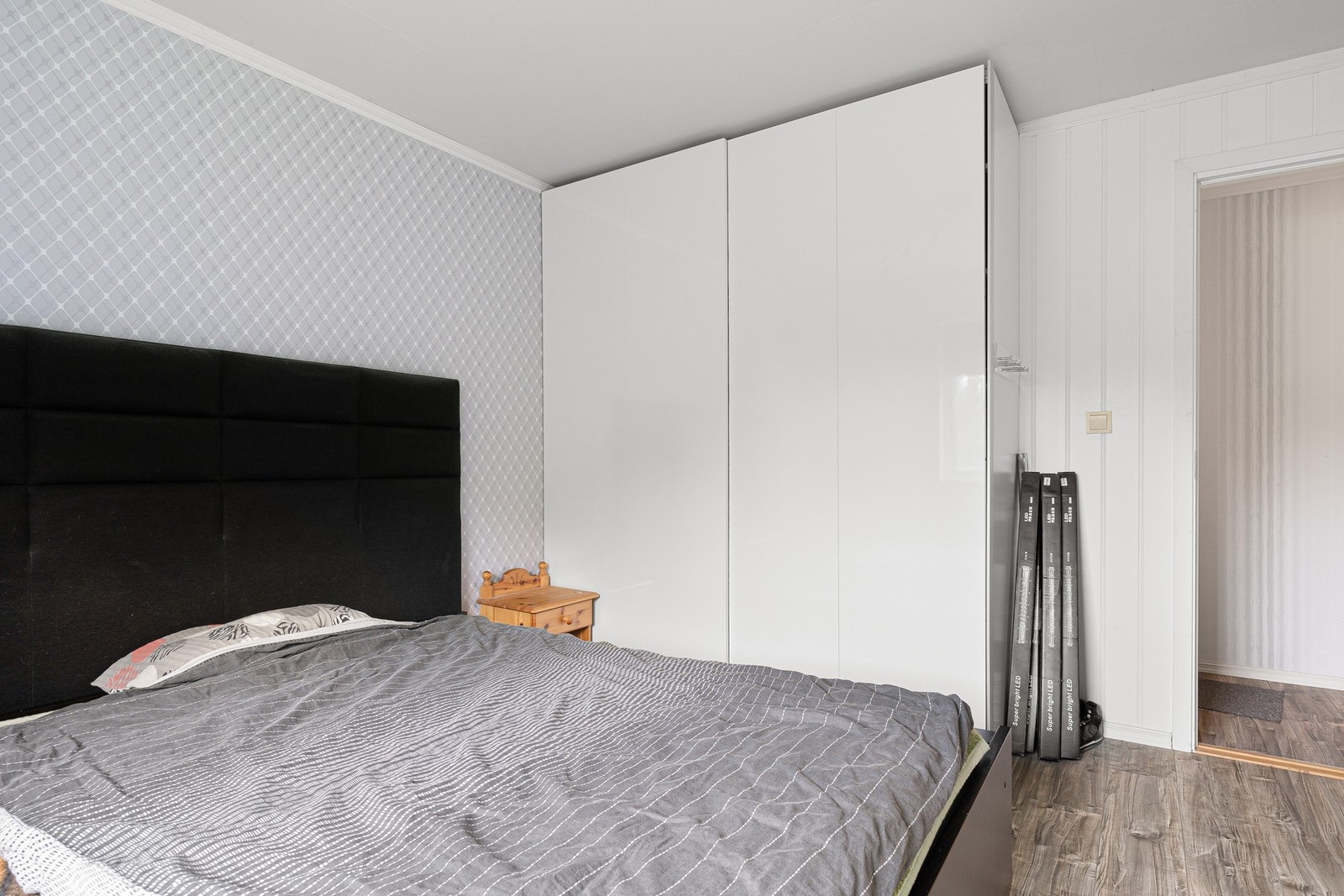 med garderobeskap Galleribilde