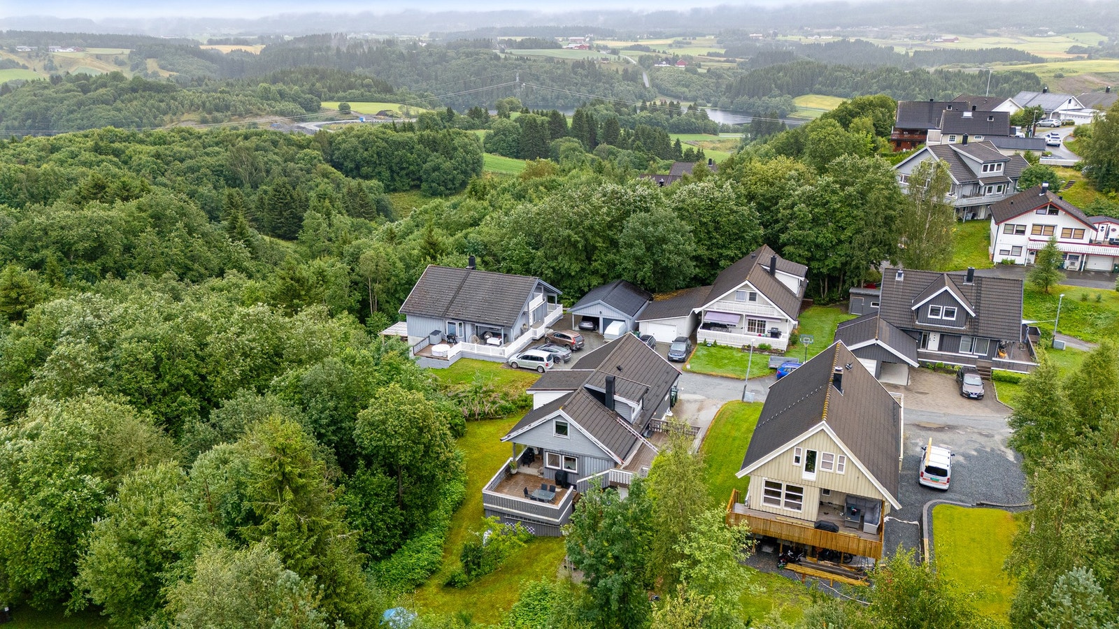 Boligen ligger i et rolig tun rett ved vakker natur Galleribilde