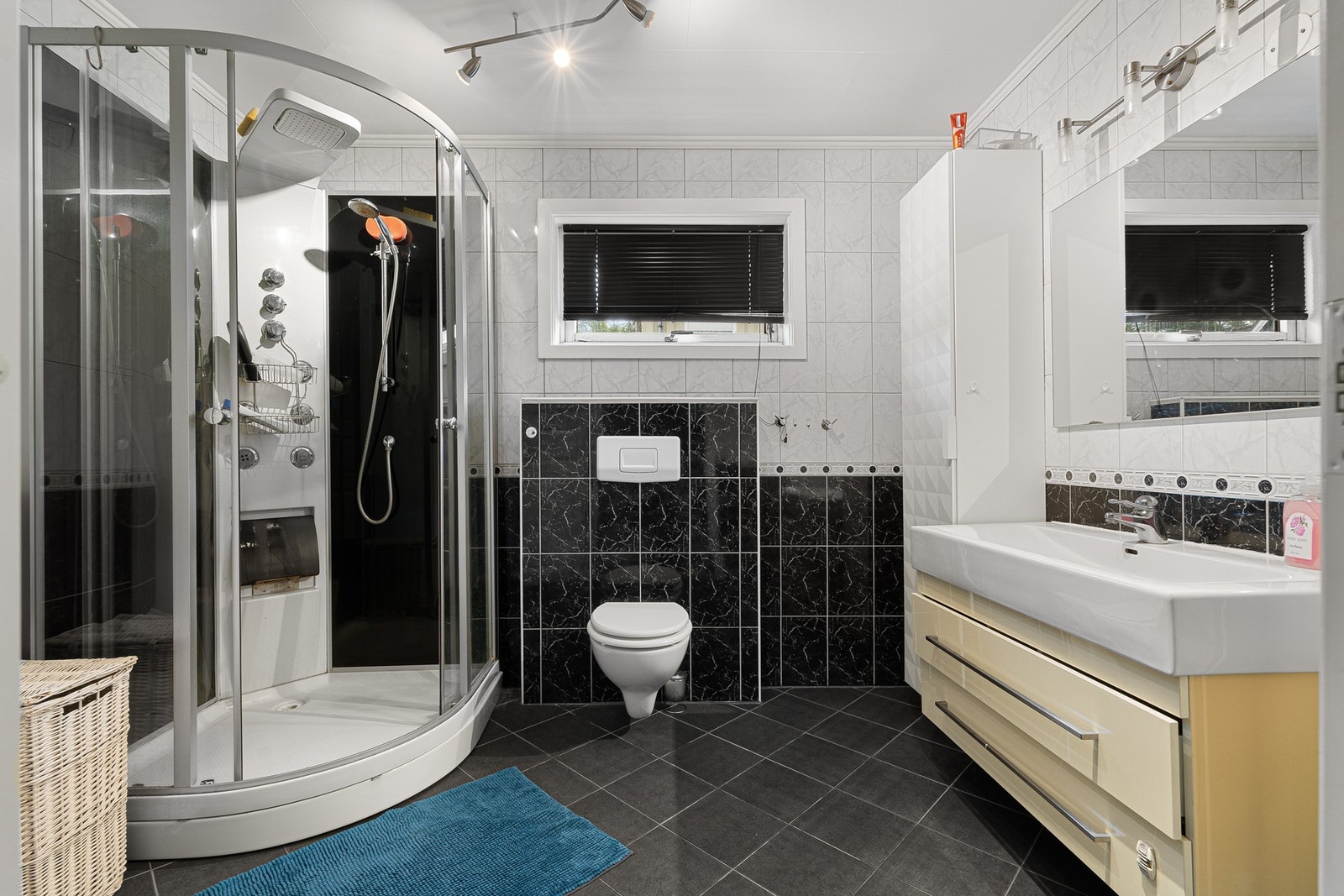 Flislagt bad i 1.etasje Galleribilde