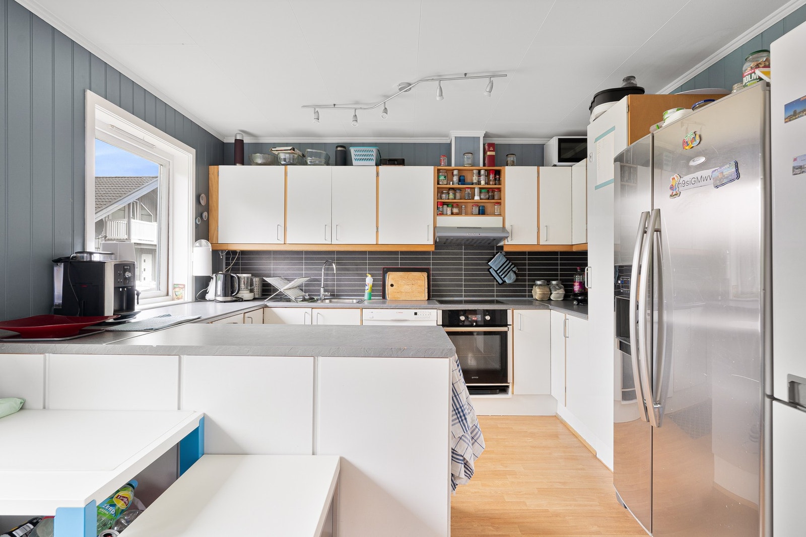 Kjøkkenet har godt med skap- og benkeplass Galleribilde